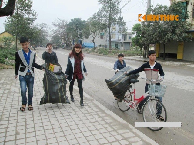 Đó chính là những thành viên của Câu lạc bộ (CLB) Hòa Bình Xanh tại Thanh Hóa (trực thuộc CLB Hòa Bình Xanh Việt Nam). Chương trình "Ve chai từ thiện", được lồng ghép vào chương trình Ngày chủ nhật tình nguyện của CLB, nhận được sự tham gia nhiệt tình của các bạn trẻ.